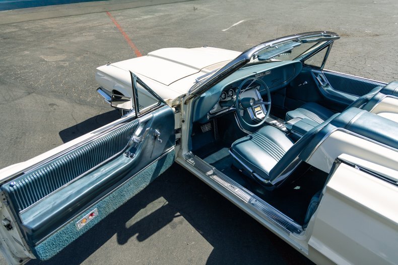 1964 Ford Thunderbird 133