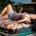 hot_girl_with_classic_car-1920×1200